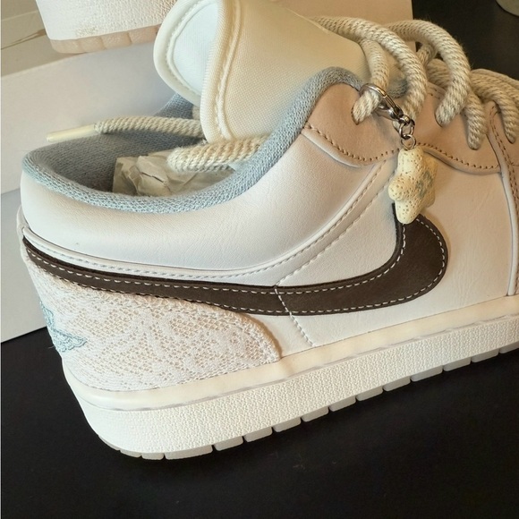 WOMEN'S AIR JORDAN 1 LOW WHITE/IRONSTONE-WHITE-LIGHT SOFT PINK IB8859-101-SZ 11 - Picture 5 of 9